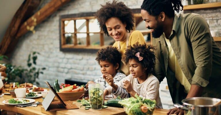 Family in the kitchen - Sustainable kitchen tips